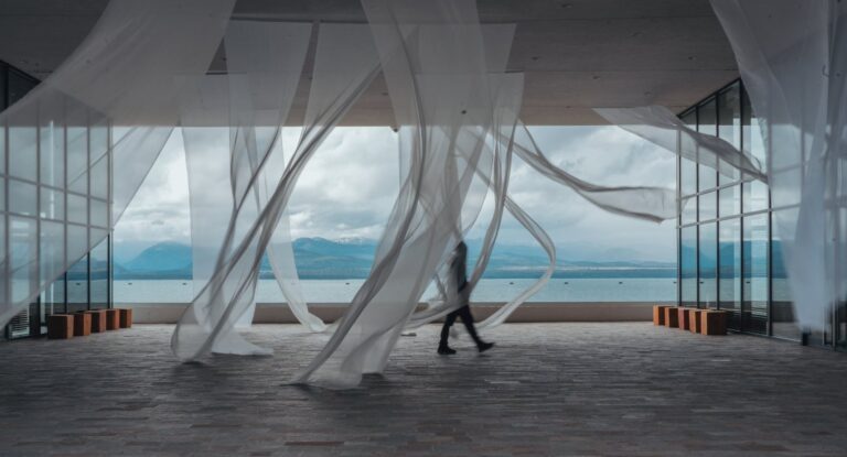 Vista del paisaje patagónico con obras de arte contemporáneo en exhibición