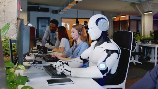 Persona usando inteligencia artificial en una computadora