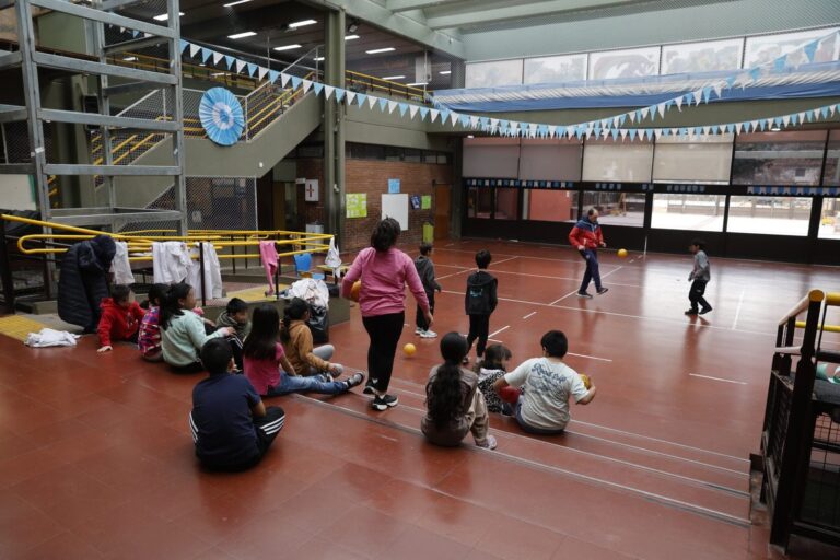 Obra de construcción de playón deportivo en escuela porteña