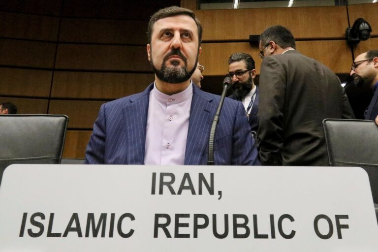 Reunión diplomática entre representantes de Irán y Estados Unidos