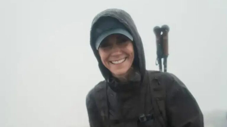 Kate Middleton en la cima del Ben Nevis con ropa impermeable y gorra