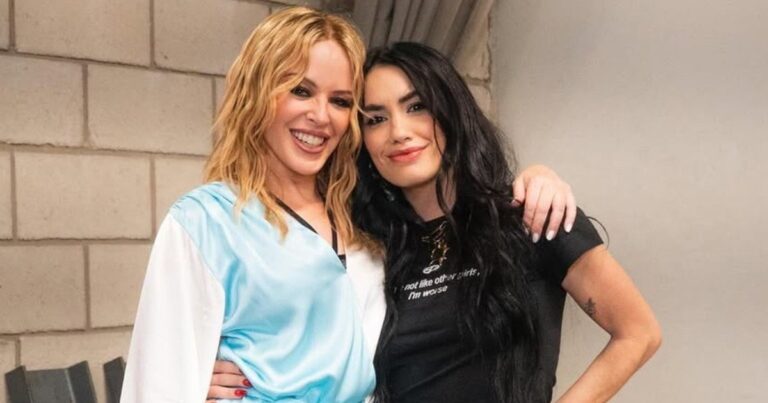 Kylie Minogue en la puerta de un hotel en Puerto Madero rodeada de fans