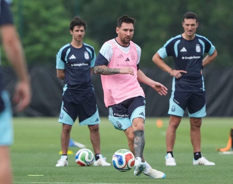 Selección argentina en formación antes de un partido