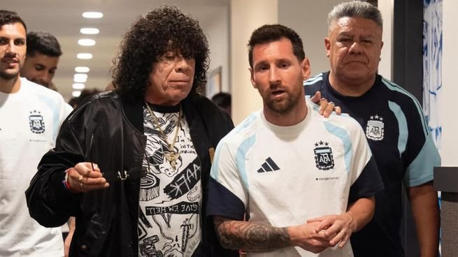 Carlos La Mona Jiménez y Lionel Messi sonriendo durante el encuentro en la concentración de la Selección Argentina en Kansas City