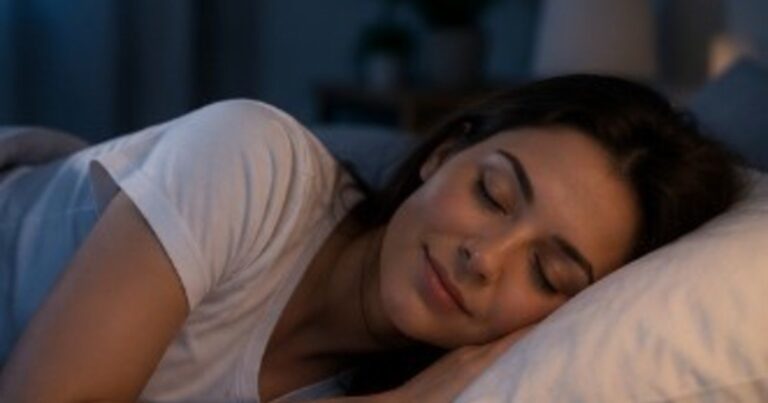 Persona durmiendo en una cama con luz tenue