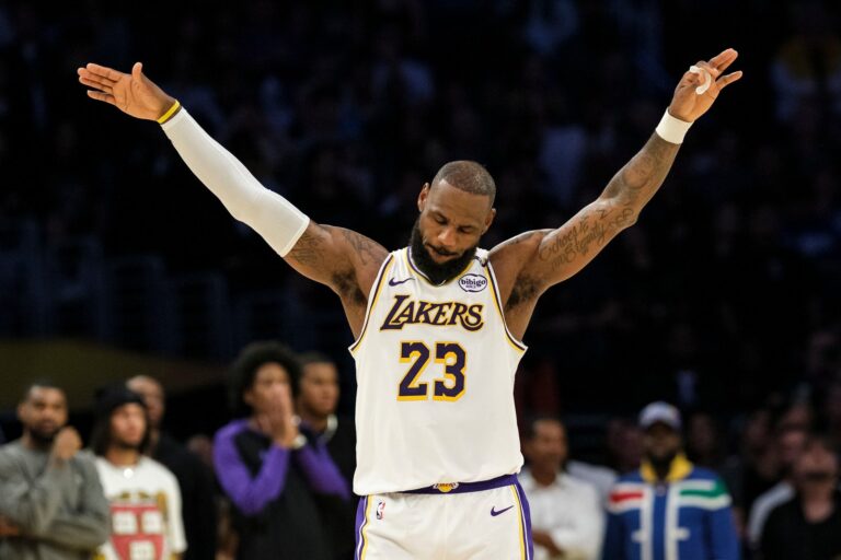 LeBron James durante un partido de la NBA con Los Angeles Lakers