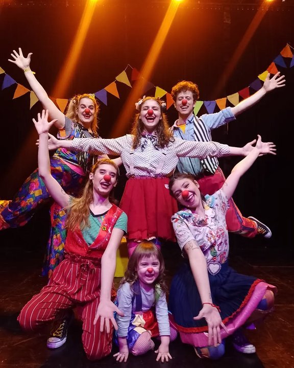 Escena de la obra teatral Les Payases con actores y niños en el público