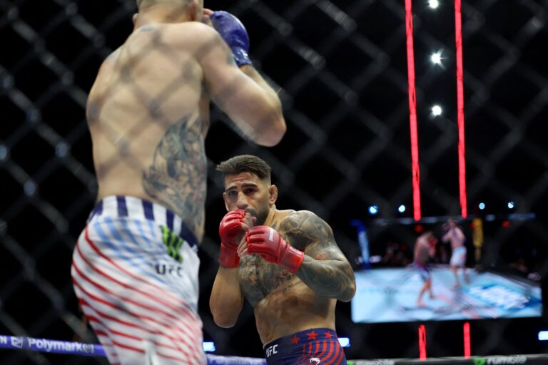 Ilia Topuria siendo atendido por personal médico tras un combate de UFC