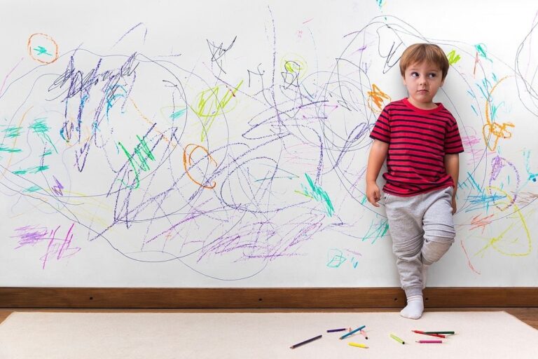 Niño mirando hacia un lado con expresión seria