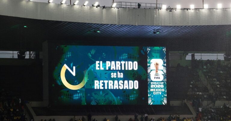 Estadio Ciudad de México con tormenta eléctrica durante partido México vs Ecuador por el Mundial 2026