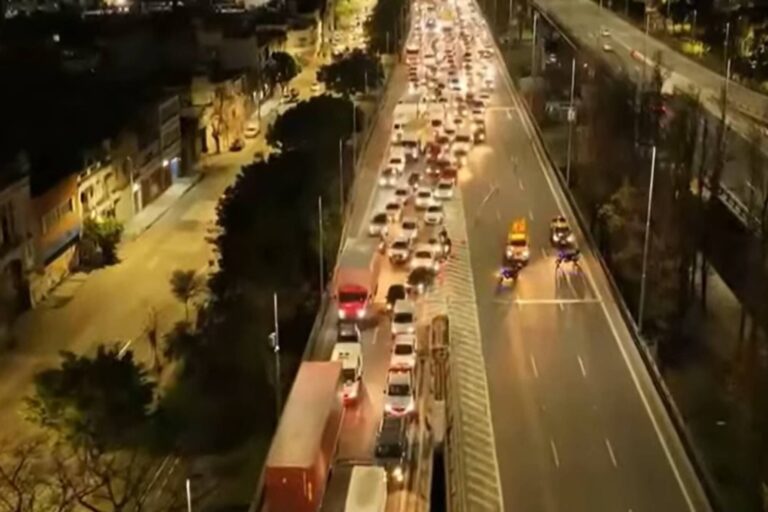 Autopista 9 de Julio sur con tránsito demorado por un incidente