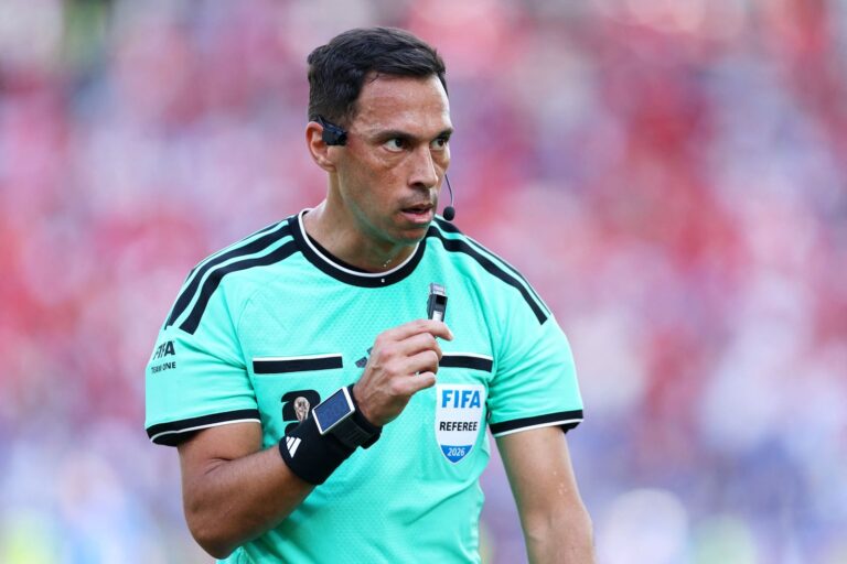 Árbitro Facundo Tello durante el partido Canadá vs. Bosnia en el Mundial 2026