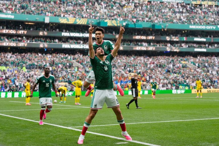 Raúl Jiménez celebra un gol de México durante el partido de la Copa Mundial 2026