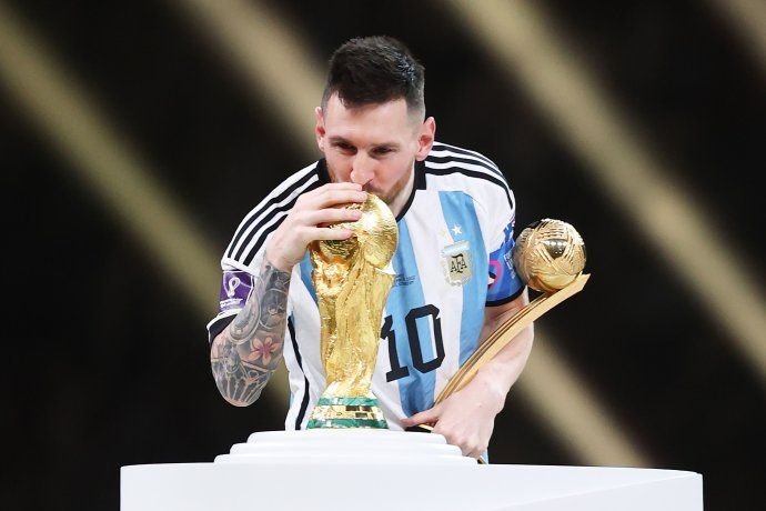 Partido de fútbol del Mundial 2026 con público en el estadio