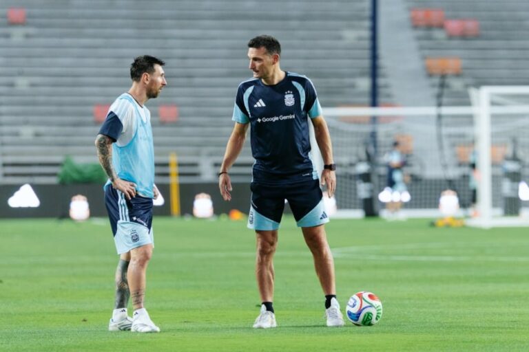 Jugadores de la selección argentina entrenando previo al amistoso contra Islandia