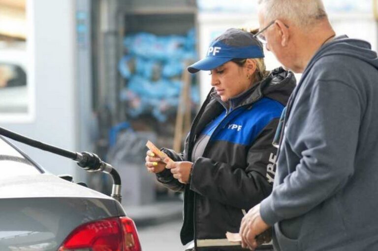 Surtidor de nafta en una estación de servicio en Argentina