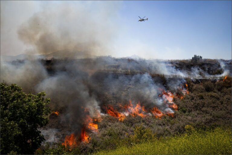 Imagen satelital de incendios forestales en California con columnas de humo