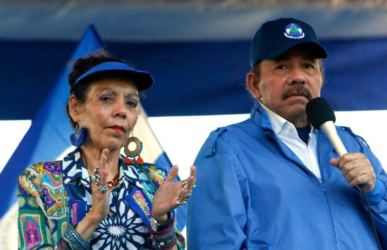 Bandera de Nicaragua junto a la de Estados Unidos