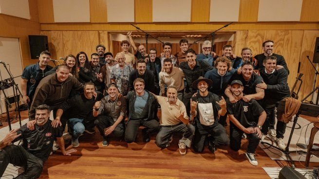 Integrantes de No Te Va Gustar junto a Jorge Drexler, Hugo Fattoruso y Agarrate Catalina en la grabación de la versión 2026 de Cielo de un solo color