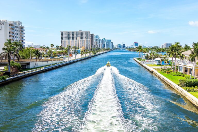 Vista de la costa de Miami con cielo parcialmente nublado