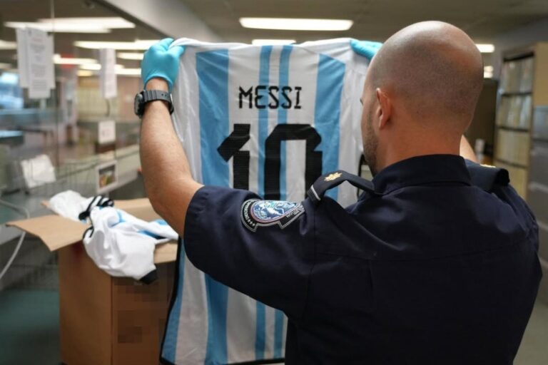 Camisetas de fútbol incautadas por la CBP en un operativo fronterizo