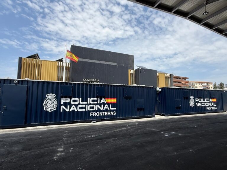 Puerto de Algeciras durante la Operación Paso del Estrecho con vehículos y pasajeros en fila
