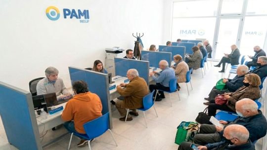 Persona realizando trámite digital de PAMI en computadora