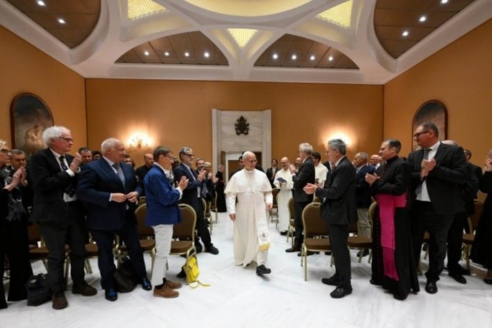 El papa León XIV durante la audiencia con escritores en la Librería Editrice Vaticana