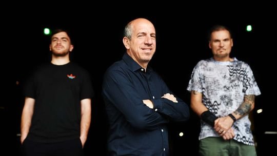 Conductores de Cueste lo que Cueste en set de streaming