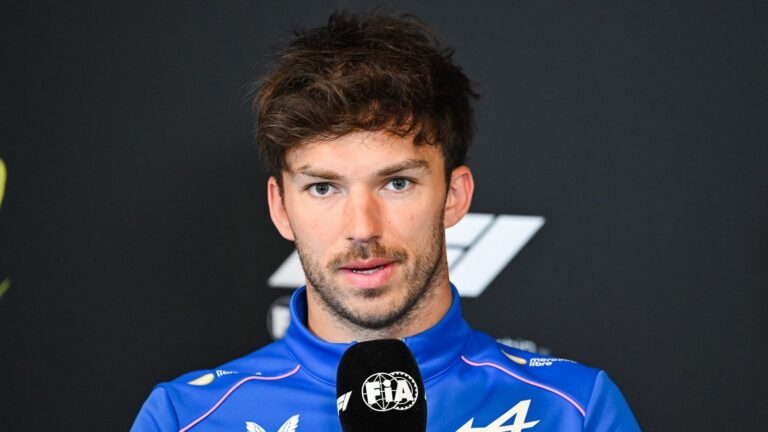 Pierre Gasly en el garaje de Alpine durante el Gran Premio de Barcelona