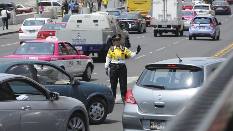 Agentes de la Policía Auxiliar y Bancaria en operativo de tránsito en la Ciudad de México
