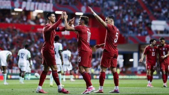 Jugadores de Portugal y Nigeria en el campo durante el partido amistoso