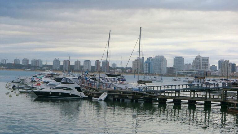 Vista panorámica de Punta del Este con cielo nublado