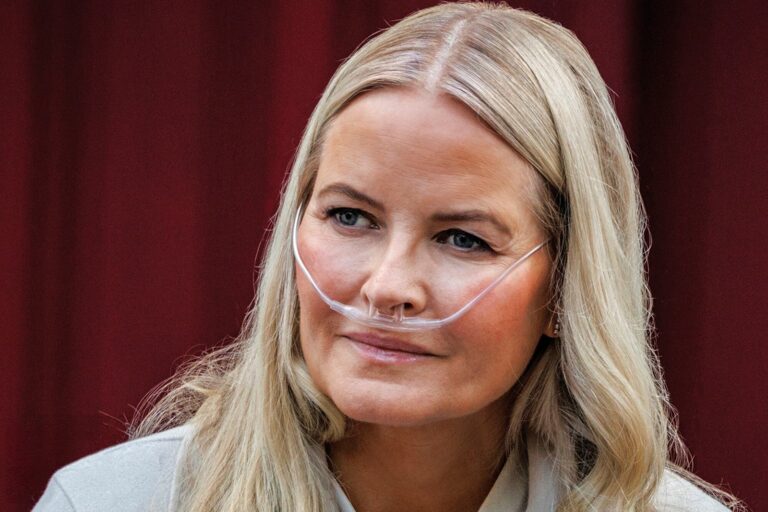 Princesa Mette-Marit de Noruega con cánula nasal de oxígeno