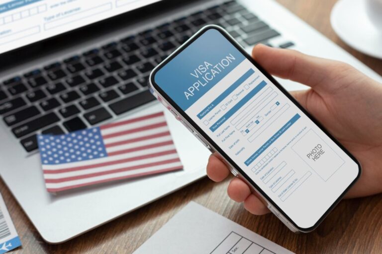Sello de visa estadounidense sobre un pasaporte abierto