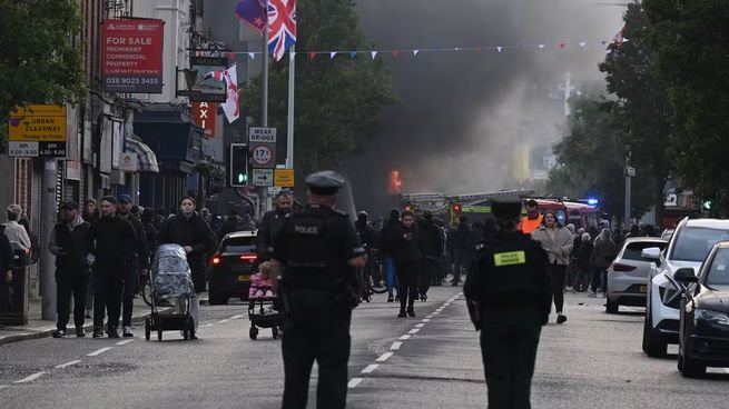 Vehículos blindados de la Policía en Belfast durante protestas antiinmigración