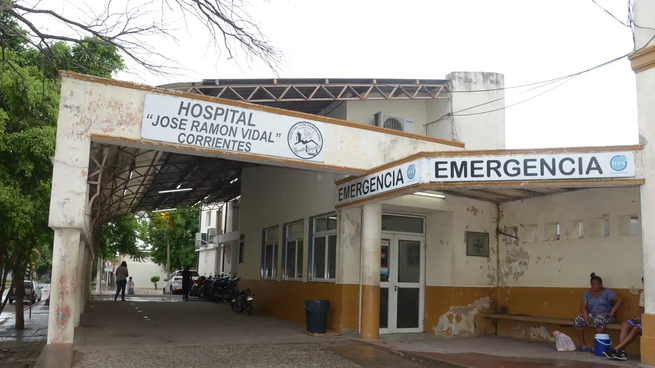 Hospital público con pacientes en sala de espera