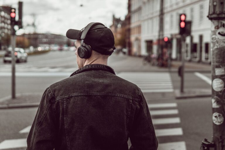 Persona escuchando música con auriculares en un entorno tranquilo