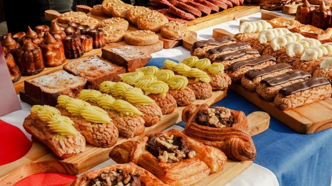 Stand de la Feria Francesa con productos gastronómicos en Recoleta