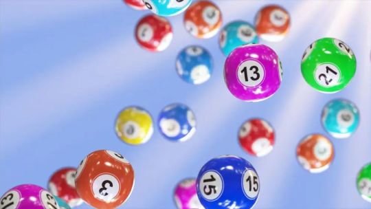 Boleto de quiniela con números y lápiz