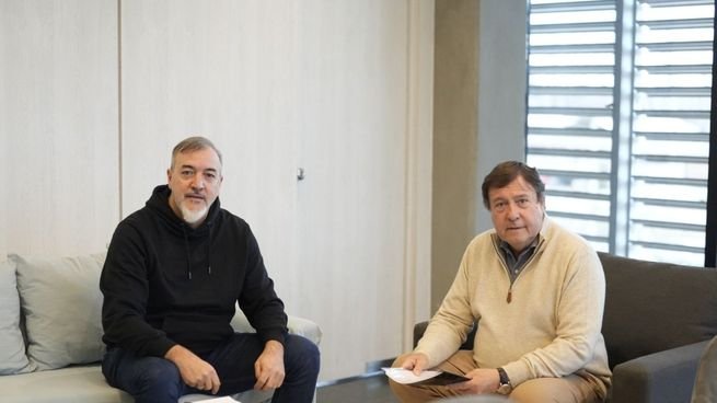 Alberto Weretilneck y Rodolfo Aguiar durante el anuncio del pase a planta permanente en Río Negro