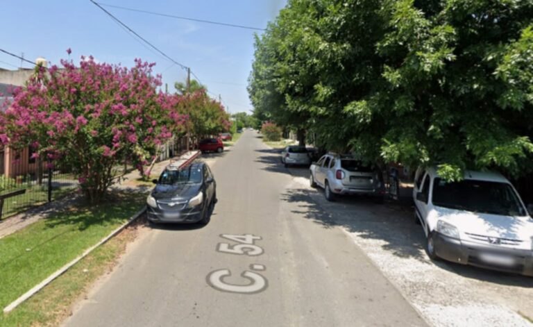 Mujer mayor y niño víctimas de robo de auto en Villa Elisa, La Plata
