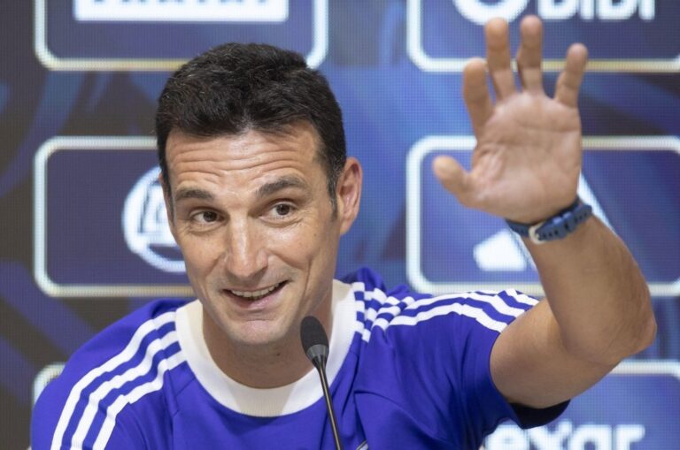 Lionel Scaloni y Djalminha en el entrenamiento de la Selección argentina
