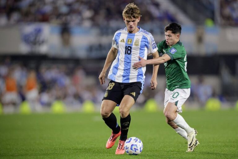 Nicolás Paz durante un entrenamiento con la Selección argentina