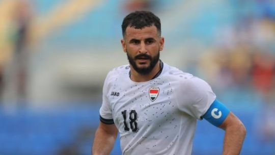 Ayman Hussein sonriente junto a sus compañeros de la selección de Irak