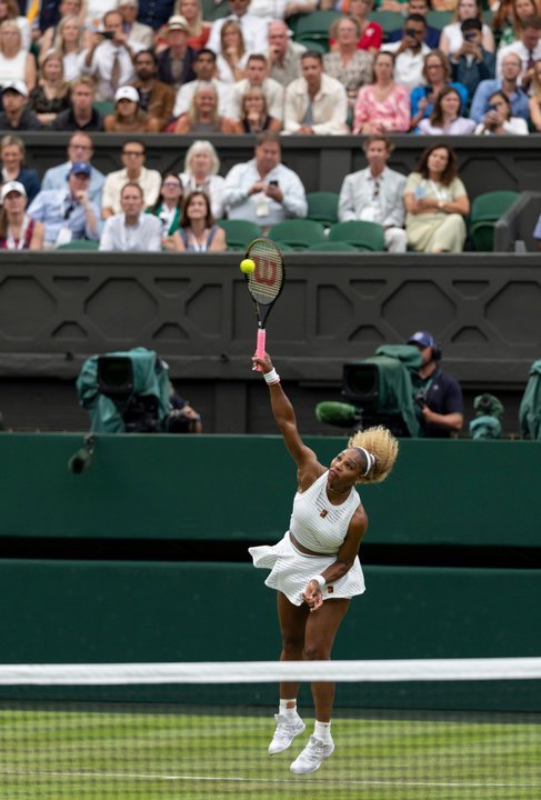 Serena Williams durante su partido de primera ronda en Wimbledon