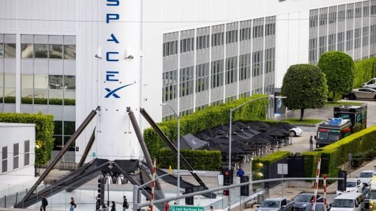 Logotipo de SpaceX en un fondo oscuro