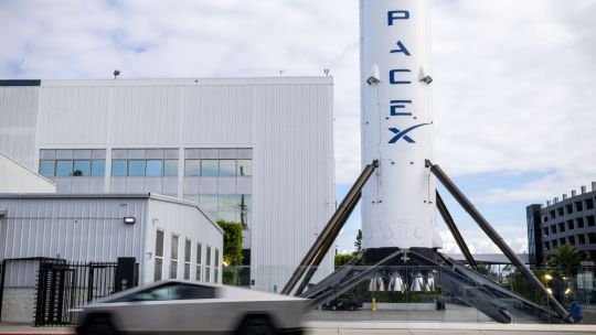 Presentación de SpaceX para su OPI con gráficos de cohetes, satélites e inteligencia artificial