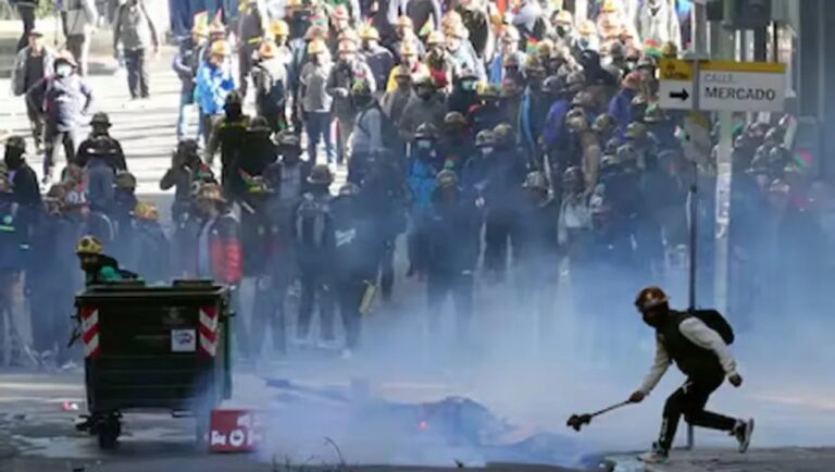Manifestantes bloqueando una carretera en Bolivia