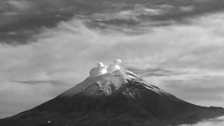 Volcán Popocatépetl durante actividad nocturna con tormenta eléctrica